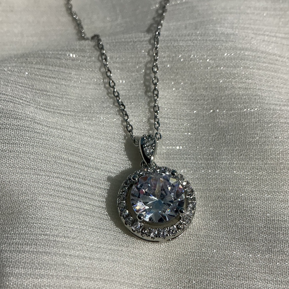 Gorgeous Round  Brilliant cut CZ Diamond Halo Pendant Necklace